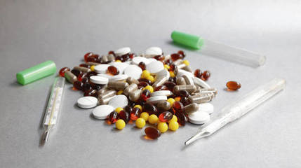 片劑、膠囊與栓劑 常見口服與局部給藥方式的比較